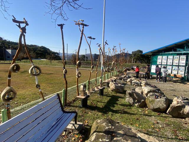 상주시 지천동 질구내마을 주민자치회가 마련한 솟대·돌소 조형물 전시 현장을 주민과 방문객들이 둘러보며 감상하고 있다. 질구내마을 주민들은 주민자치회를 공식 출범시키도 했다.