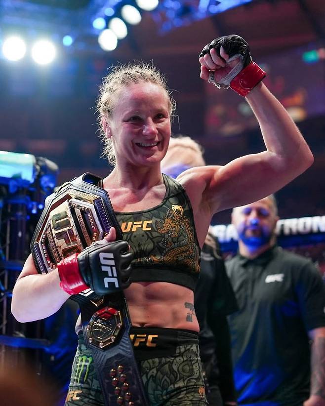 UFC 여성 플라이급 챔피언 발렌티나 셰브첸코가 도전자 장웨일리를 이긴 뒤 기뻐하고 있다. 사진=UFC