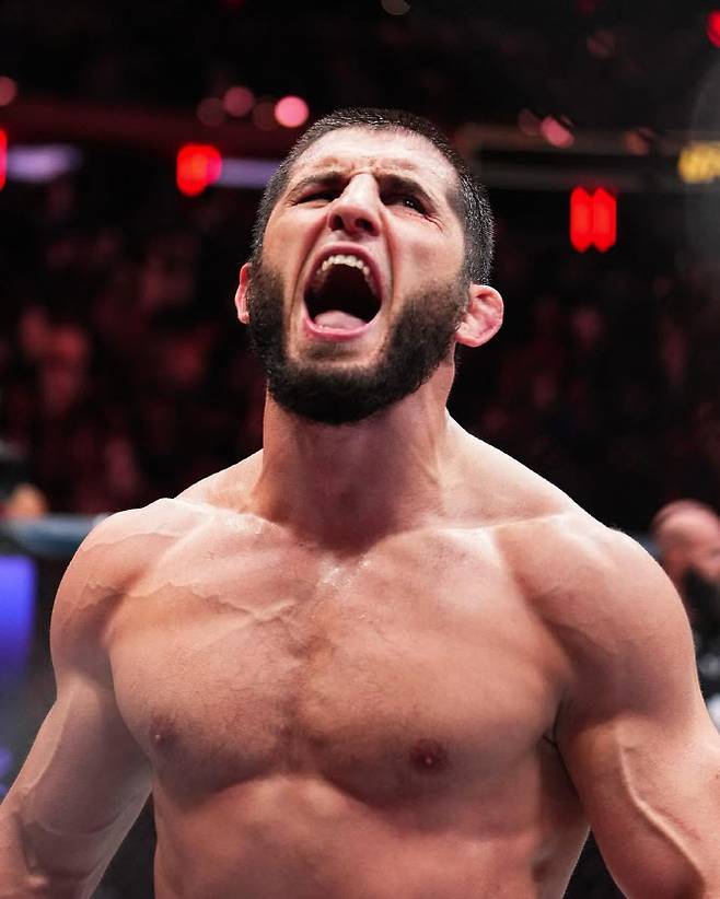 UFC 웰터급 챔피언에 오른 이슬람 마카체프가 기쁨의 함성을 지르고 있다. 사진=UFC