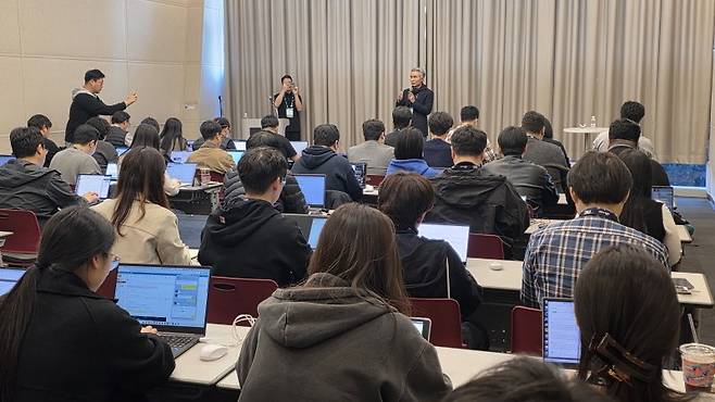 벡스코 제1전시장 317호실에서 장현국 대표의 인터뷰가 진행되었다. 사진=박명기