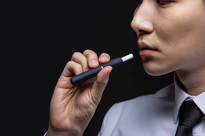 전자담배가 더 안전한 흡연 대안이라는 인식과는 달리 공복혈당장애(당뇨 전 단계)와 당뇨병 위험을 높이는 것으로 나타났다. 사진=게티이미지뱅크