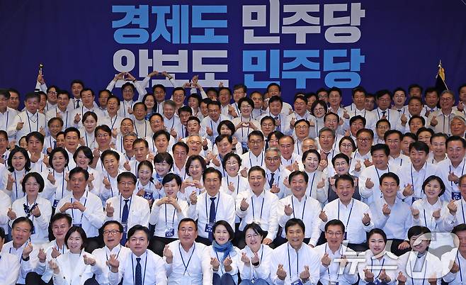 정청래 더불어민주당 대표가 지난 10일 오후 경기 광주 곤지암리조트에서 열린 '2025년 더불어민주당 전국 지역위원장 워크숍'에서 지도부 및 전국위원장들과 기념촬영하고 있다. 2025.11.10/뉴스1 ⓒ News1 장수영 기자