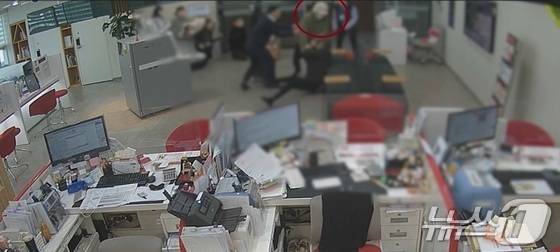 A 씨가 부산 기장군 일광읍에 있는 한 은행에서 강도 행각을 벌이던 중 고객과 직원들과 몸싸움을 벌이고 있다.(부산 경찰청 제공 CCTV 영상 갈무리. 재판매 및 DB 금지)