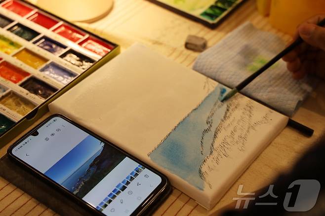 물과 물감을 섞어 구현하는 나만의 작은 세상(한국관광공사 제공)