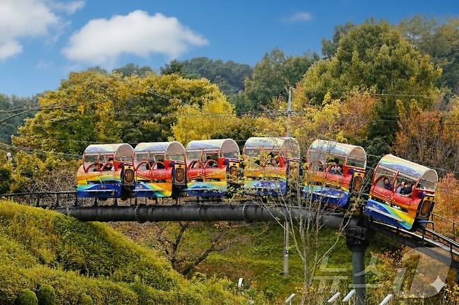 알록달록 무지갯빛 예당호 모노레일을 타고 예당호를 감상할 수 있다.(한국관광공사 제공)