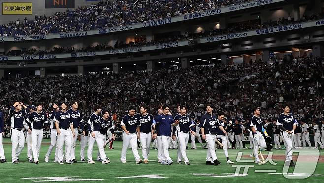 류지현 감독이 이끄는 야구 국가대표 선수들이 15일 오후 일본 도쿄돔에서 열린 월드베이스볼클래식(WBC) 대비 평가전 '2025 케이 베이스볼 시리즈(K-BASEBALL SERIES)' 일본과의 1차전 경기에서 일본에 11대 4로 역전패한 뒤 경기장을 빠져나가고 있다. 2025.11.15/뉴스1 ⓒ News1 구윤성 기자