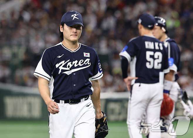 15일 오후 일본 도쿄돔에서 열린 월드베이스볼클래식(WBC) 대비 평가전 '2025 케이 베이스볼 시리즈(K-BASEBALL SERIES)' 일본과의 1차전 경기. 대한민국 선발투수 곽빈이 일본의 4회말 공격 1사 1,3루 상황때 마키에게 실점을 허용한 뒤 교체되고 있다. 2025.11.15/뉴스1 ⓒ News1 구윤성 기자
