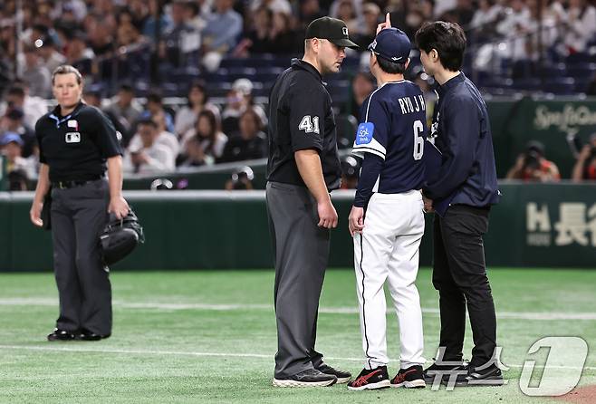 15일 오후 일본 도쿄돔에서 열린 월드베이스볼클래식(WBC) 대비 평가전 '2025 케이 베이스볼 시리즈(K-BASEBALL SERIES)' 일본과의 1차전 경기. 5회초 1사 김주원 땅볼 판정에 대해 류지현 감독이 블록 버로우 심판에게 항의하고 있다. 2025.11.15/뉴스1 ⓒ News1 구윤성 기자
