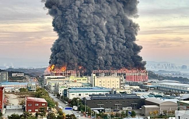 15일 충남 천안 동남구 이랜드패션 물류센터에서 화재가 발생해 검은 연기와 함께 화염이 치솟고 있다. 소방 당국 대응 2단계로 격상해 화재를 진화 중이다. (독자 제공 재판매 및 DB금지) 2025.11.15/뉴스1 ⓒ News1 이호윤 기자