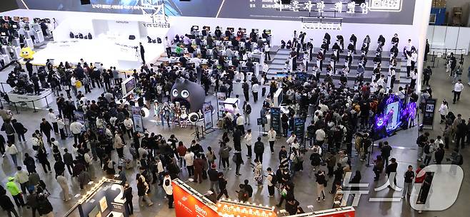 13일 부산 해운대구 벡스코 제1전시장에서 열린 국내 최대 게임전시회 '지스타 2025'가 관람객들로 북적이고 있다. 2025.11.13/뉴스1 ⓒ News1 윤일지 기자