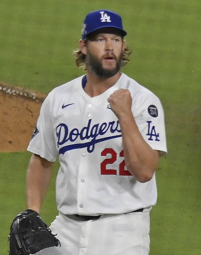 LA 다저스 커쇼가 27일(현지시간) 미국 캘리포니아주 LA 다저스타디움에서 열린 2025 ML 토론토와 WS 3차전 연장 12회 만루 위기를 넘긴 뒤 주먹을 불끈 쥐고 있다. 사진 | UPI 연합뉴스