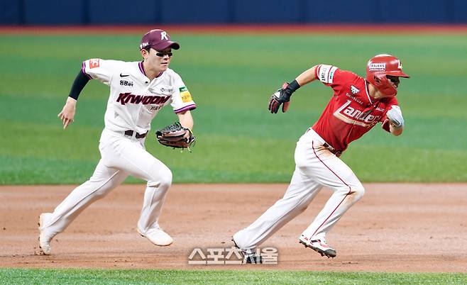 SSG 정준재(오른쪽)가 18일 고척스카이돔에서 열린 2025 KBO리그 키움과 경기 1회초 1사 1-3루 상황에서 2루 도루를 시도하려다 견제에 걸리면서 키움 2루수 송지후에 쫓기고 있다. 고척 | 박진업 기자 upandup@sportsseoul.com