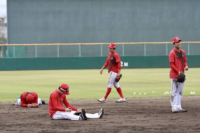 SSG 선수단이 일본 가고시마 유망주 집중 육성 캠프에서 매일 2시간 가량의 수비 훈련을 소화하고 있다. 사진 | SSG 랜더스