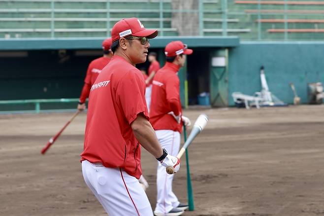 SSG 선수단이 일본 가고시마 유망주 집중 육성 캠프에서 매일 2시간 가량의 수비 훈련을 소화하고 있다. 사진 | SSG 랜더스