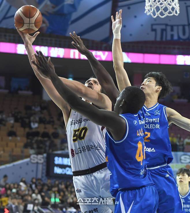 창원 LG 마레이가 12일 서울 잠실실내체육관에서 열린 2025~2026 프로농구 서울 삼성과 경기에서 상대 수비를 피해 슛을 시도하고 있다. 잠실 | 최승섭기자 thunder@sportsseoul.com