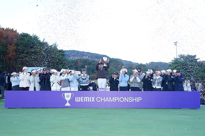 홍정민이 ‘위믹스 챔피언십 2025’에서 우승을 차지, 동료들로부터 축하를 받고 있다. 사진 | 대회조직위
