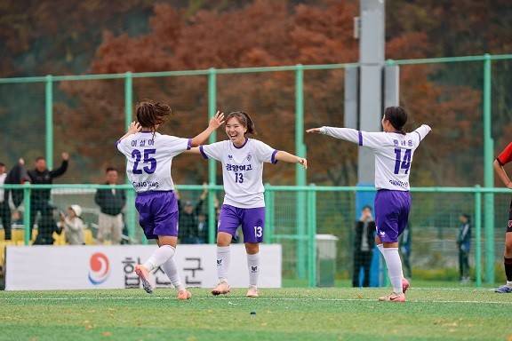 골을 넣고 기뻐하는 광양여고 선수/사진=전남도체육회