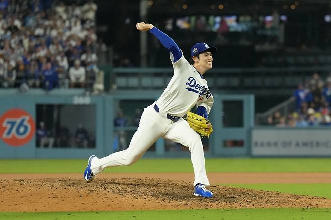 사사키 로키가 토론토 블루제이스와의 월드시리즈 3차전서 힘차게 공을 던지고 있다. Imagn Images연합뉴스