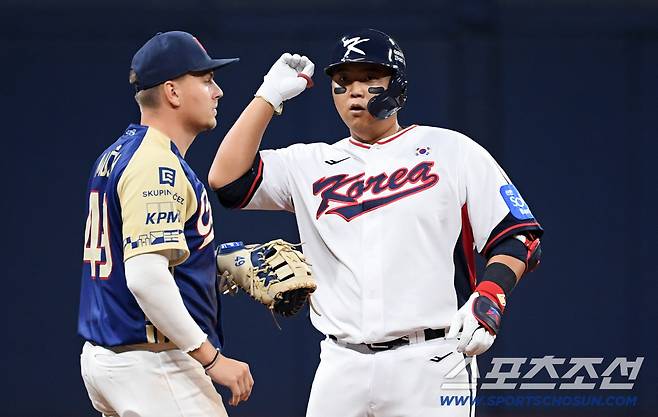 2025 K-BASEBALL SERIES 대한민국과 체코의 평가전이 8일 고척스카이돔에서 열렸다. 한동희가 안타를 날린 뒤 환호하고 있다. 고척=박재만 기자 pjm@sportschosun.com/2025.11.08/