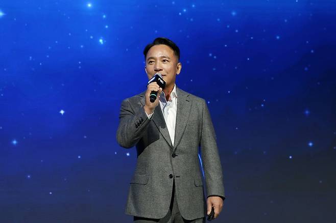 엔씨소프트 김택진 CCO가 '지스타 2025' 엔씨소프트의 신작 발표 오프닝 세션에서 회사의 개발 방향성을 설명하고 있다. 사진제공=엔씨소프트