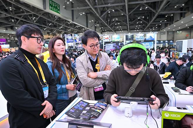 넷마블 방준혁 의장(왼쪽에서 세번째)이 지스타 2025를 찾아 넷마블 게임을 즐기는 관람객의 반응을 살피고 있다. 사진제공=넷마블