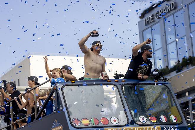 키케 에르난데스가 지난 4일(한국시각) LA 시내에서 열린 월드시리즈 우승 퍼레이드에 참가해 손을 들고 팬들의 환호에 답하고 있다. EPA연합뉴스