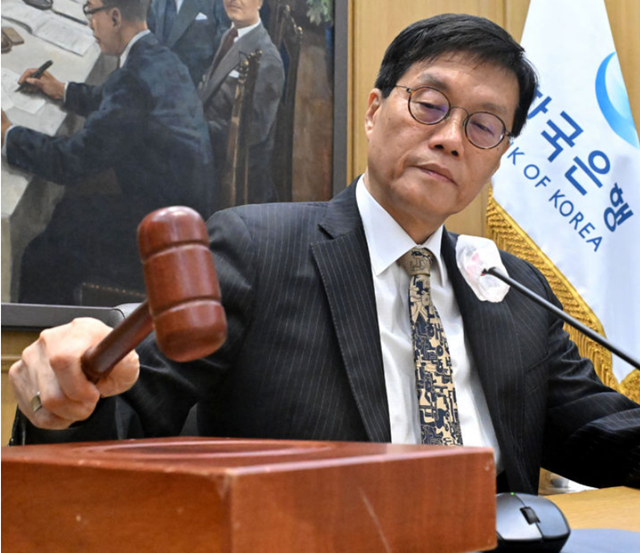 이창용 한국은행 총재가 지난달 23일 오전 서울 중구 한국은행 본관에서 열린 금융통화위원회 본회의에서 의사봉을 두드리고 있다. /뉴시스