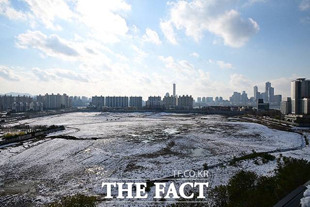 서울시는 27일 용산구 한강로3가 일대에서 '용산서울코어' 기공식을 열고 국제업무지구 조성 사업의 본격적인 착수를 선언한다. 용산국제업무지구 부지 모습. /더팩트 DB