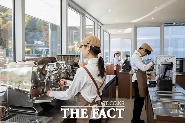 매니저 1명과 자립준비청년 바리스타 4명 등 총 5명이 연중무휴로 오전 8시부터 오후 9시까지 근무한다. /은평구