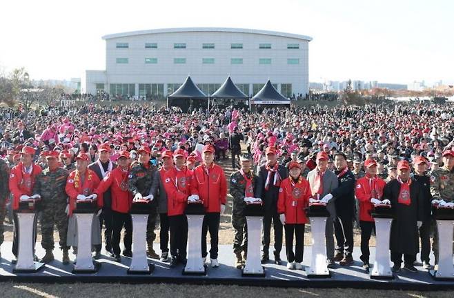 15일부터 16일까지 오천읍 해병의거리와 해병대제1사단 일원에서 열린 2025 포항해병대문화축제. 포항시 제공1-3. 축제 개막식 퍼포먼스와 행진.