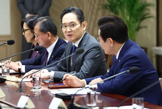 발언하는 이재용 회장     (서울=연합뉴스) 김도훈 기자 = 이재용 삼성전자 회장이 16일 용산 대통령실에서 열린 이재명 대통령 주재 한미 관세협상 후속 민관 합동회의에서 발언하고 있다. 2025.11.16    superdoo82@yna.co.kr