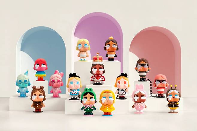 팝 마트의 크라이베이비. 눈물을 머금은 듯한 슬픈 표정으로, 일상의 위로와 공감을 선사하며 사랑받고 있다. 팝 마트.