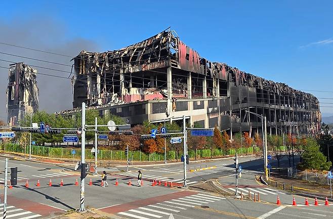 충남 천안 동남구 이랜드패션 물류센터 화재 이틀째인 16일, 큰불이 잡히고 검은 연기가 걷히면서 불에 탄 건물이 모습을 드러냈다. /뉴스1