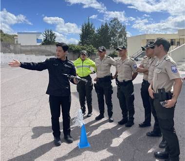 이재원 행정관이 지난해 에콰도르 경찰청을 대상으로 현지 드론 교육을 진행하는 모습. 대전경찰청 제공