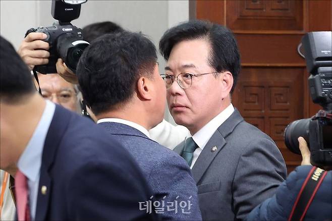 송언석 국민의힘 원내대표와 이기헌 더불어민주당 의원이 지난 6일 오전 국회에서 열린 국회 운영위원회의 대통령실·대통령경호처에 대한 2025 국정감사에서 감사 중지된 후 몸싸움을 하며 언쟁을 벌이고 있다. ⓒ데일리안 홍금표 기자