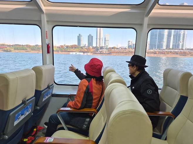 15일 마곡행 한강버스 첫차를 탄 시민들이 창 밖 풍경을 감상하고 있다.ⓒ데일리안 허찬영 기자