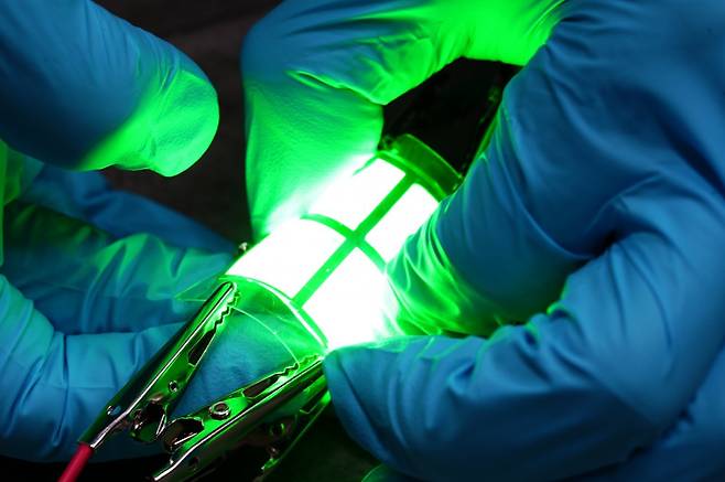 모플랫의 ‘자발광 퀀텀닷 LED(Quantum Dot LED, 양자점 발광 소재)’가 실제로 빛을 내는 모습. 모플랫 제공