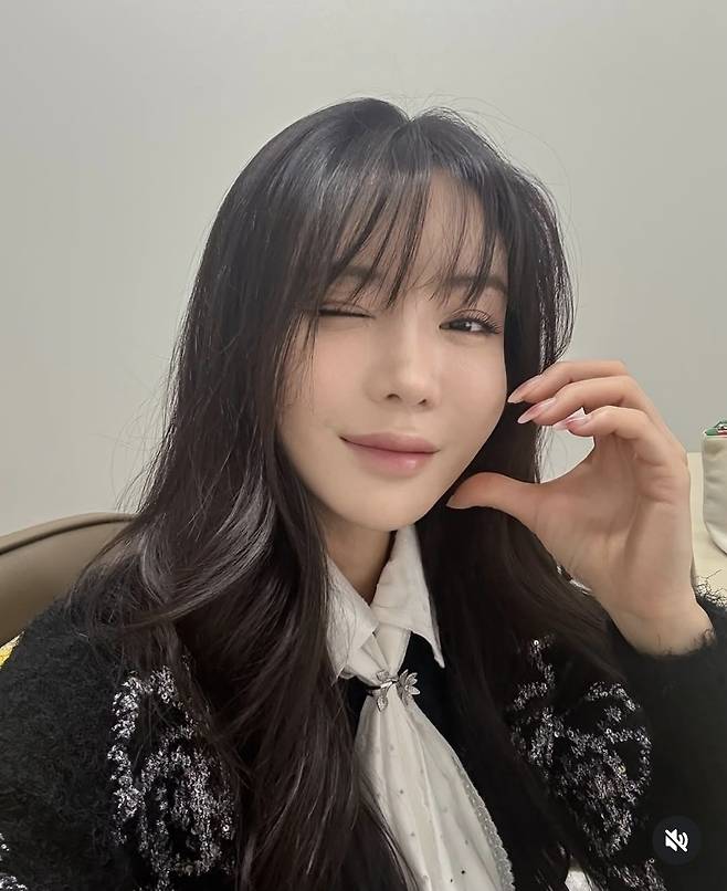 화장품 회사 CEO로 변신한 전 골프 선수 안신애가 볼하트를 만들어 보이고 있다. 안신애 제공