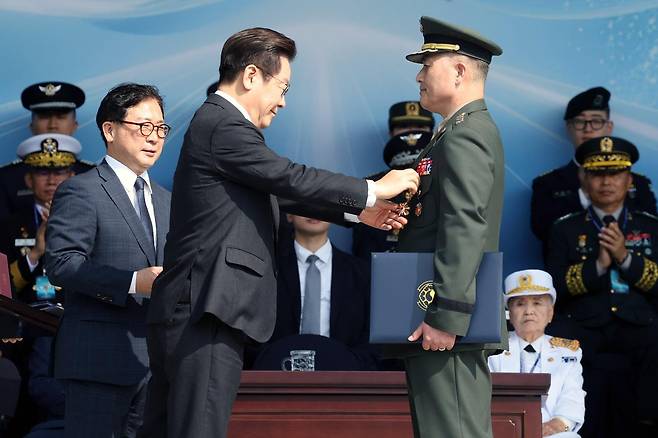이재명 대통령이 지난달 1일 충남 계룡대 대연병장에서 열린 건군 77주년 국군의 날 기념행사에서 박정훈 해병 대령에게 훈장을 수여하고 있습니다. 대통령실사진기자단