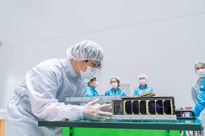 우주로테크의 코스믹은 다 쓴 위성이 우주에 남지 않도록 스스로 내려오는 기술을 시험한다. 항우연 제공