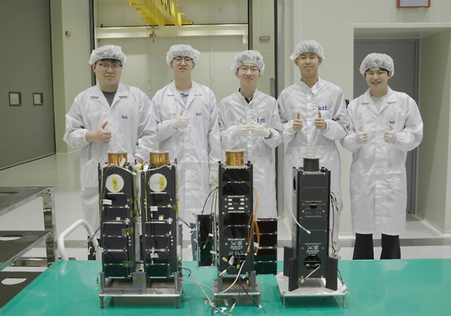 서울대의 스누글라이트-III는 두 큐브위성이 분리된 뒤 GPS 기반 상대항법으로 편대비행과 자율 도킹을 실증하는 임무를 수행할 예정이다. 항우연 제공