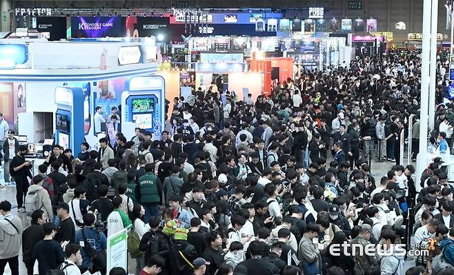 한국게임산업협회가 주최하고 지스타조직위원회, 부산정보산업진흥원이 주관한 국제게임전시회 지스타 2025가 13일 부산 해운대구 벡스코에서 열렸다. 행사장이 게임을 체험하기 위한 관람객들로 붐비고 있다. 김민수기자 mskim@etnews.com