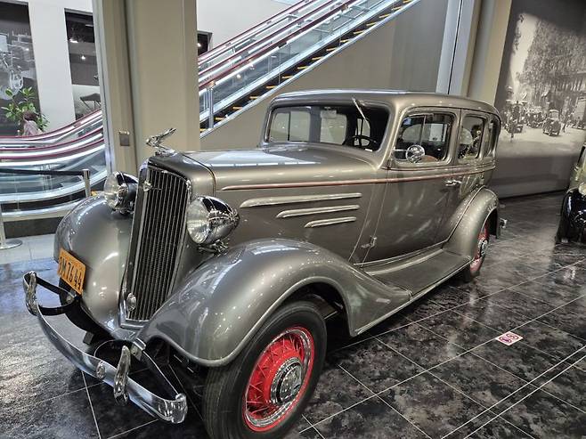 1934년 미국에서 생산된 쉐보레 마스터 시리즈 DA. V형 라디에이터그릴, 많은 크롬 도금 부품, 유선형을 이미지화한 낮은 차체, 전륜-독립현가방식을 채용. 성능이 좋은 직6형엔진은 '도요타 AA' 모델에도 영향을 줬다.나가쿠테(아이치현)=서혜진 특파원