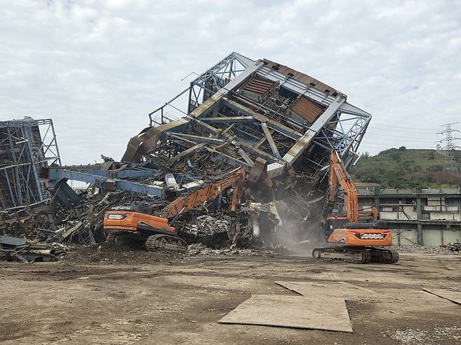 소방당국이 울산화력발전소 붕괴 사고 현장에서 수색작업을 진행 중이다. 2025.11.13. 뉴시스