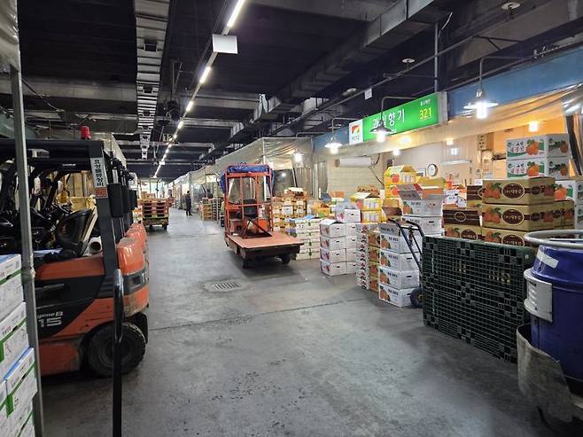 지난 13일 서울 송파 가락도매시장의 청과물 코너가 찾는 고객이 없어 한산한 분위기다. 박경호 기자