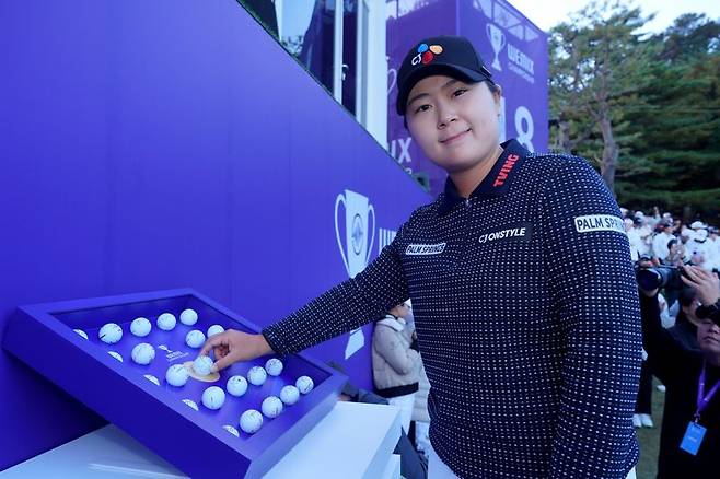 위믹스 챔피언십 우승자 홍정민이 자신의 우승 공을 기증하고 있다.대회조직위 제공