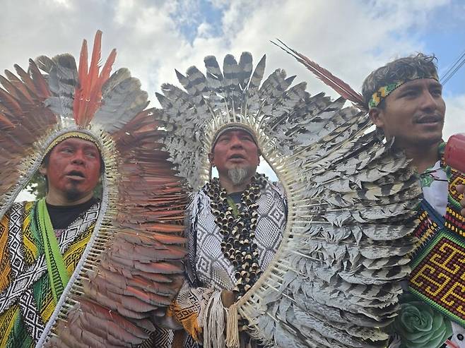 브라질 아마존 후니쿠인족의 바이나와 부족장(가운데)이 15일(현지시각) 브라질 벨렝에서 열린 민중정상회의 행진에 참가했다. 벨렝/옥기원 기자 ok@hani.co.kr