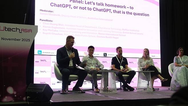 아시아 지역의 교사들이 지난 5일 싱가포르에서 열린 제10회 에듀테크 아시아 콘퍼런스에서 학교 과제 제출에 챗GPT(지피티)를 허용해야 할지 여부에 대해 토론하고 있다. 이우연 기자 azar@hani.co.kr