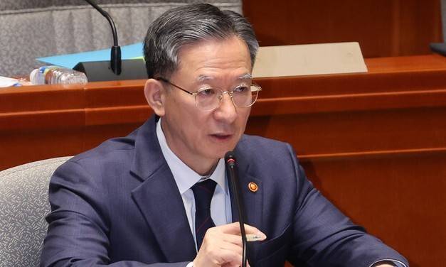 정성호 법무부 장관이 지난 12일 국회에서 열린 예산결산특별위원회 전체회의에 출석해 대장동 사건 항소 포기 관련 질의에 답하고 있다. 연합뉴스