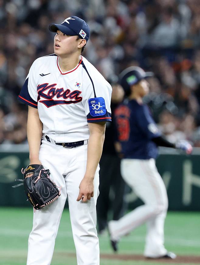 한국 야구대표팀 배찬승이 16일 일본 도쿄돔에서 열린 2025 K-베이스볼 시리즈 일본과 평가전 8회초 2사 만루에서 밀어내기 볼넷으로 실점한 뒤 아쉬워하고 있다. 도쿄/연합뉴스